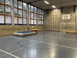 Regentag im Kinderturnen - Wir turnen mit dem Reifen (drehen, durchspringen, durchkriechen und rollen lassen)